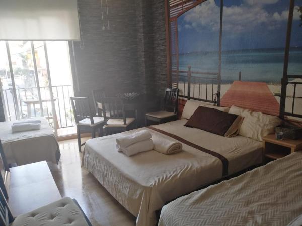 Hostal Sant Jordi : photo 1 de la chambre chambre familiale avec salle de bains commune