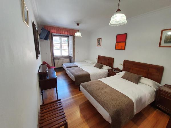 Hostal Giadás : photo 6 de la chambre chambre double ou lits jumeaux avec lit d'appoint