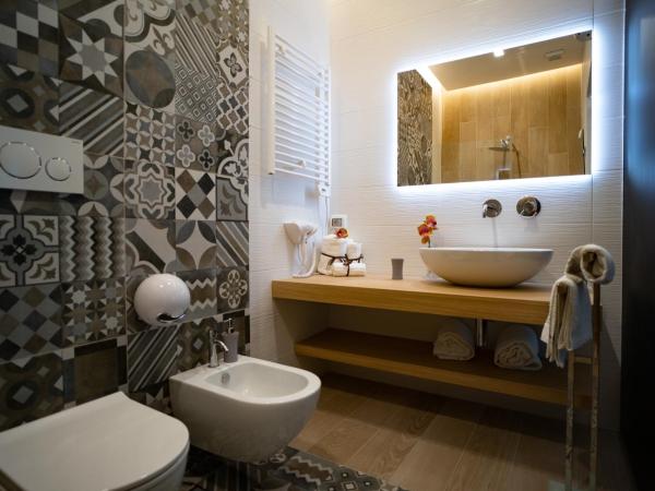 L' Angolo dei poeti - Bed and Breakfast : photo 4 de la chambre chambre familiale avec salle de bains privative