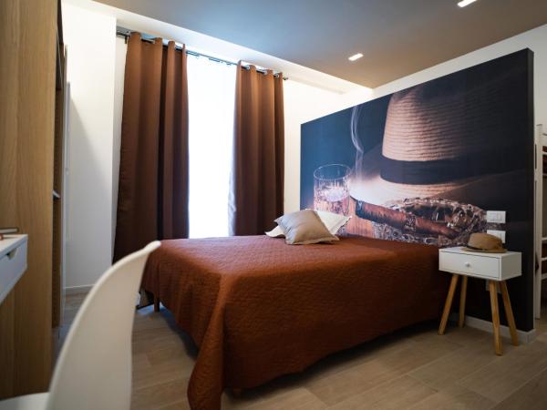 L' Angolo dei poeti - Bed and Breakfast : photo 9 de la chambre chambre familiale avec salle de bains privative