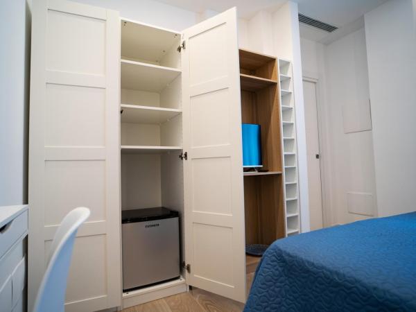 L' Angolo dei poeti - Bed and Breakfast : photo 5 de la chambre chambre double ou lits jumeaux avec salle de bains privative