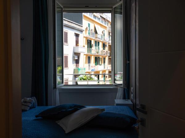 L' Angolo dei poeti - Bed and Breakfast : photo 6 de la chambre chambre double ou lits jumeaux avec salle de bains privative