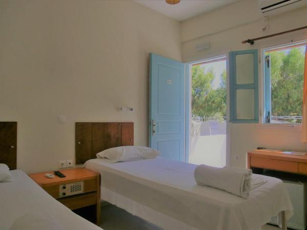 Santorini Camping & Hostel : photo 1 de la chambre chambre lits jumeaux standard
