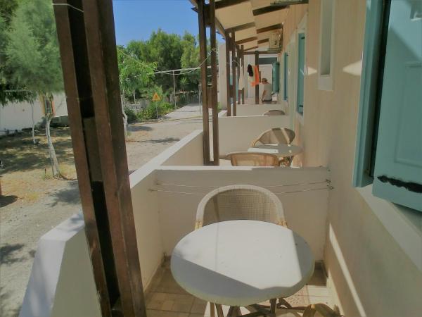 Santorini Camping & Hostel : photo 9 de la chambre chambre lits jumeaux standard