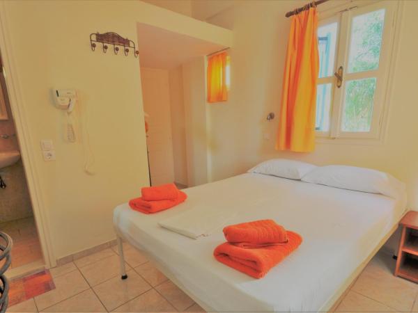 Santorini Camping & Hostel : photo 4 de la chambre chambre double ou lits jumeaux standard
