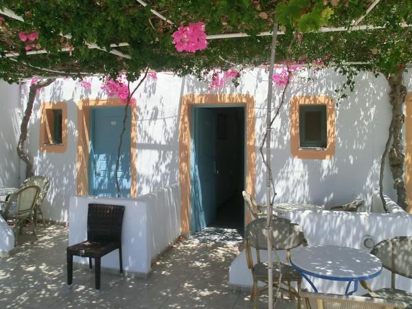 Santorini Camping & Hostel : photo 1 de la chambre lit superposé dans dortoir pour femmes
