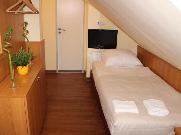 Altan Hotel : photo 2 de la chambre petite chambre double