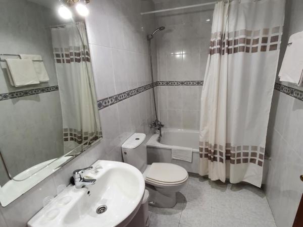 Hostal Giadás : photo 5 de la chambre chambre double ou lits jumeaux avec lit d'appoint