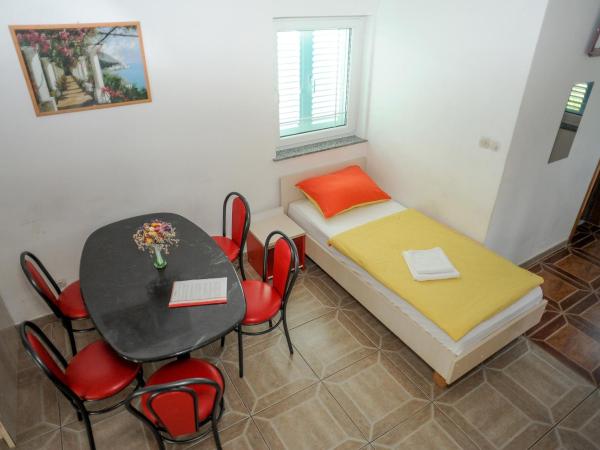 Apartmani Vila Caska : photo 2 de la chambre studio en duplex avec balcon - vue sur mer