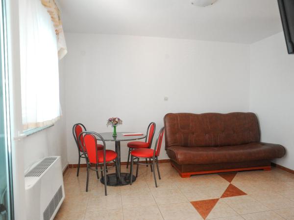 Apartmani Vila Caska : photo 5 de la chambre appartement 1 chambre avec balcon et vue sur mer