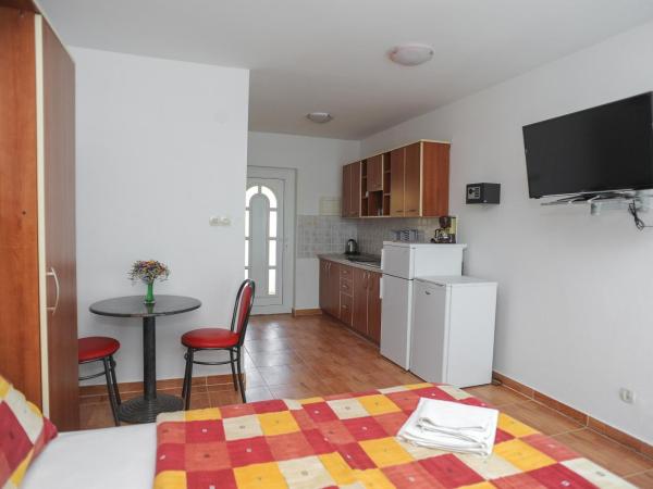 Apartmani Vila Caska : photo 1 de la chambre studio avec balcon et vue sur la mer