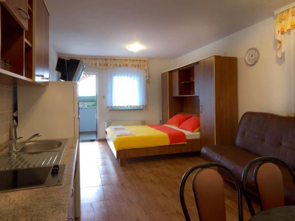 Apartmani Vila Caska : photo 10 de la chambre studio confort avec balcon et vue sur la mer