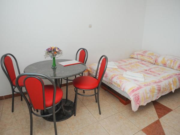 Apartmani Vila Caska : photo 8 de la chambre appartement 1 chambre avec balcon et vue sur mer