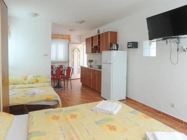 Apartmani Vila Caska : photo 7 de la chambre studio confort avec balcon et vue sur la mer
