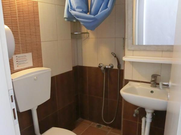 Santorini Camping & Hostel : photo 10 de la chambre lit superposé dans dortoir pour femmes