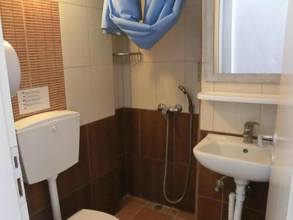 Santorini Camping & Hostel : photo 2 de la chambre lit superposé dans dortoir pour femmes