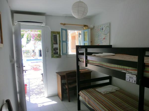 Santorini Camping & Hostel : photo 2 de la chambre lit dans dortoir pour hommes