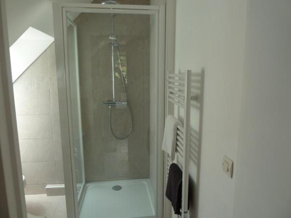 Résidence Honfleuraise : photo 3 de la chambre chambre double avec salle de bains privative
