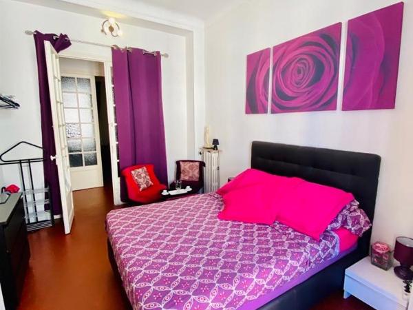 Chambres dans guest house Centre ville : photo 4 de la chambre chambre double avec balcon et salle de bains commune