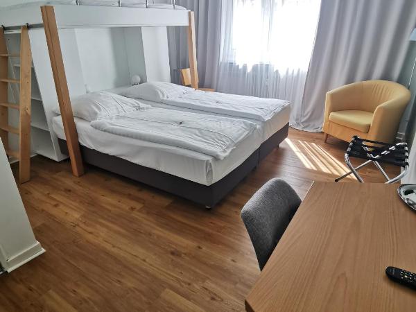 MAX Hotel Düsseldorf Self-Check-in : photo 2 de la chambre chambre triple