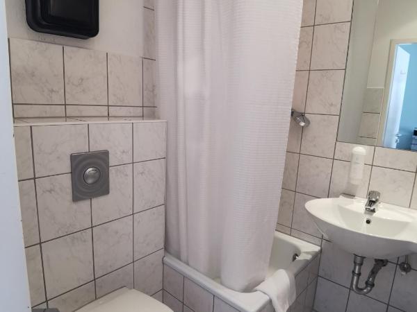 MAX Hotel Düsseldorf Self-Check-in : photo 8 de la chambre chambre triple