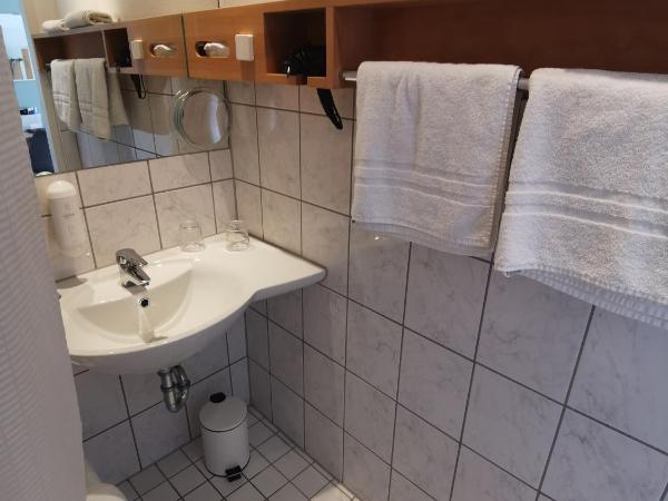 MAX Hotel Düsseldorf Self-Check-in : photo 9 de la chambre chambre triple