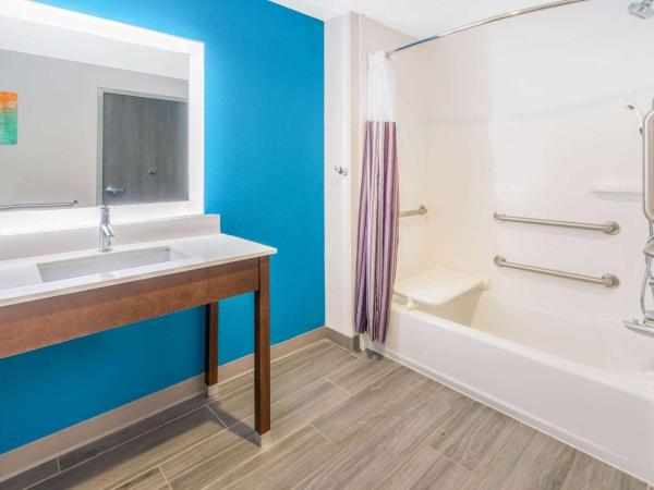 La Quinta by Wyndham Oklahoma City Airport : photo 6 de la chambre chambre avec 2 lits queen-size - accessible aux personnes à mobilité réduite - non-fumeurs