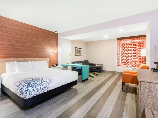 La Quinta by Wyndham Oklahoma City Airport : photo 1 de la chambre suite studio lit king-size deluxe - non-fumeurs