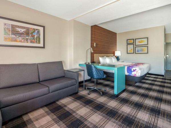 La Quinta by Wyndham Oklahoma City Airport : photo 4 de la chambre suite studio lit king-size deluxe - non-fumeurs