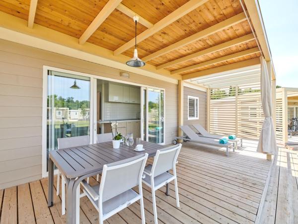 Camping Stella Maris Mobile Homes : photo 2 de la chambre mobile home 2 chambres avec terrasse