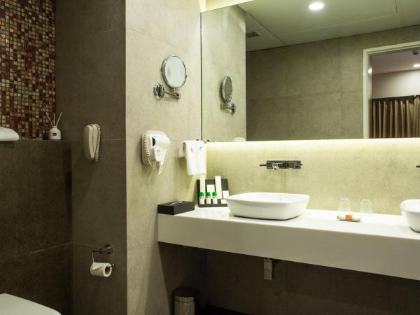 The Fern Residency Mumbai : photo 3 de la chambre winter green room