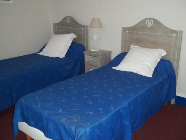 Domaine Saint-Louis : photo 4 de la chambre chambre triple avec douche