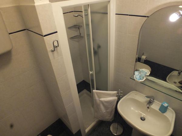 B&B Casale Virgili : photo 4 de la chambre chambre simple avec salle de bains extérieure privative