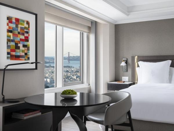 Four Seasons Hotel San Francisco at Embarcadero : photo 4 de la chambre chambre lit king-size premier - vue sur pont