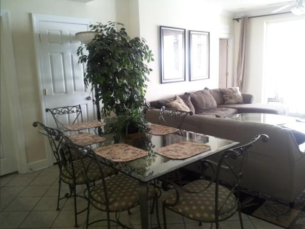 Tropic Winds Condo : photo 8 de la chambre appartement avec balcon