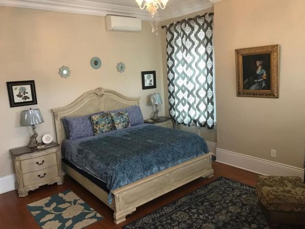 WG Creole House 1850 : photo 4 de la chambre suite lit king-size avec balcon