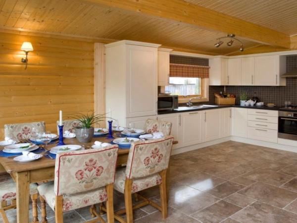 Cherbridge Lodges - Riverside lodges, short lets (business or holidays) : photo 5 de la chambre appartement 3 chambres