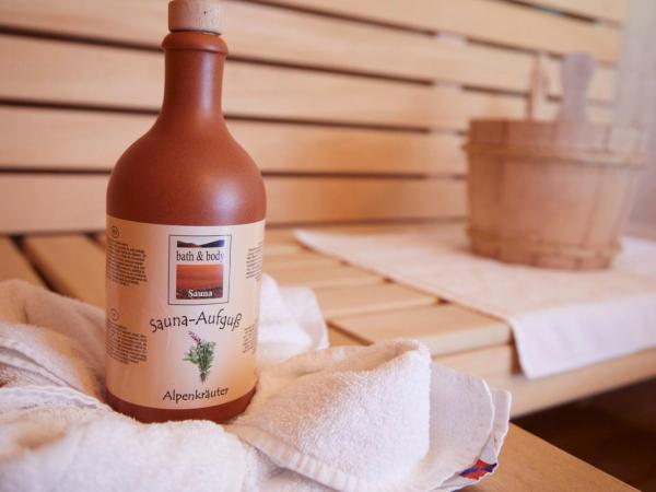 I AM HOTEL Graz-Seiersberg : photo 4 de la chambre suite avec baignoire spa et sauna