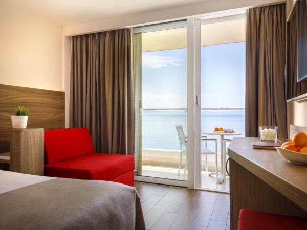 Girandella Valamar Collection Resort : photo 2 de la chambre room for 2+1 seaview - family