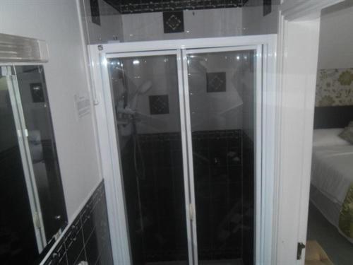 Launard House : photo 3 de la chambre chambre quadruple avec douche