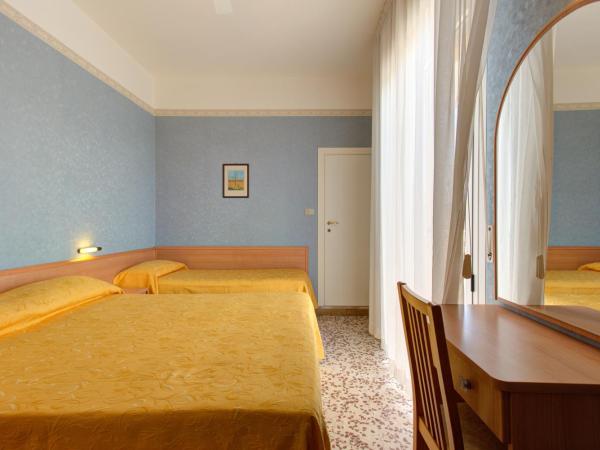 Hotel Nella : photo 1 de la chambre chambre triple avec balcon