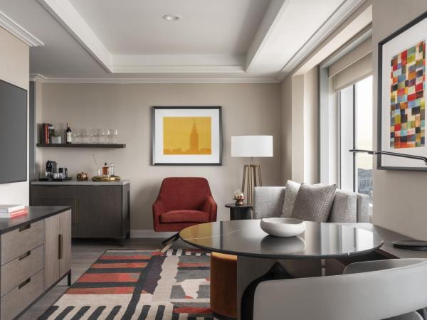 Four Seasons Hotel San Francisco at Embarcadero : photo 1 de la chambre chambre lit king-size de luxe avec vue sur les toits de la ville