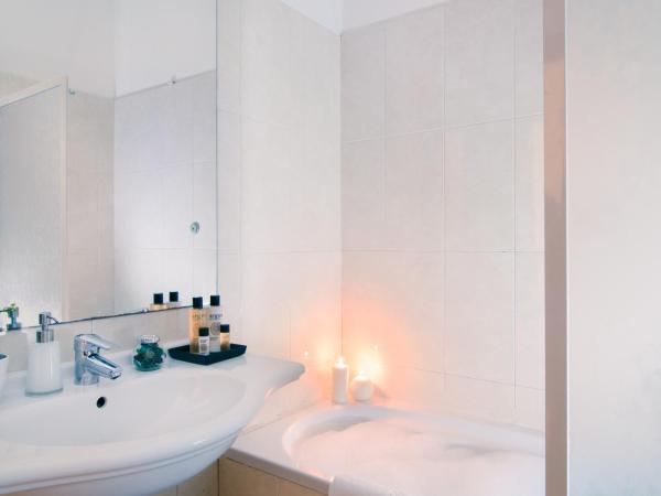 Hotel Cardinal of Florence - recommended for ages 25 to 55 : photo 7 de la chambre chambre double supérieure avec baignoire