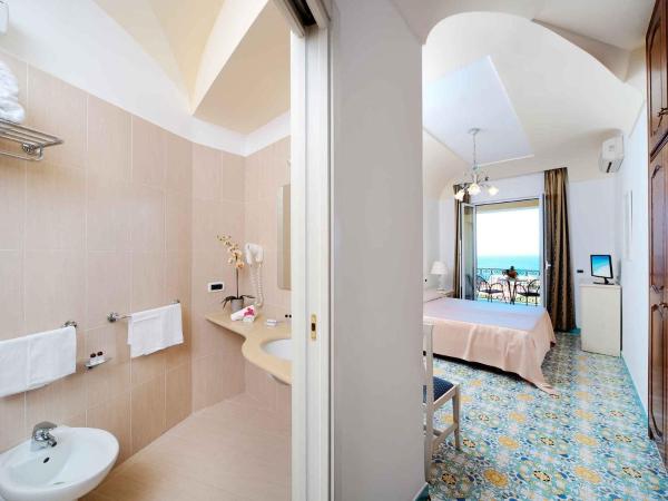 Hotel San Lorenzo Thermal Spa : photo 6 de la chambre chambre double ou lits jumeaux avec vue sur la mer et balcon