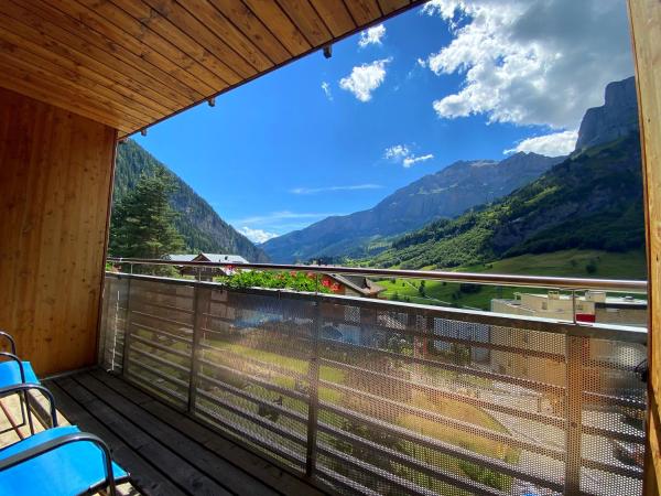 Le Bristol Leukerbad : photo 4 de la chambre chambre supérieure avec 2 lits simples et balcon