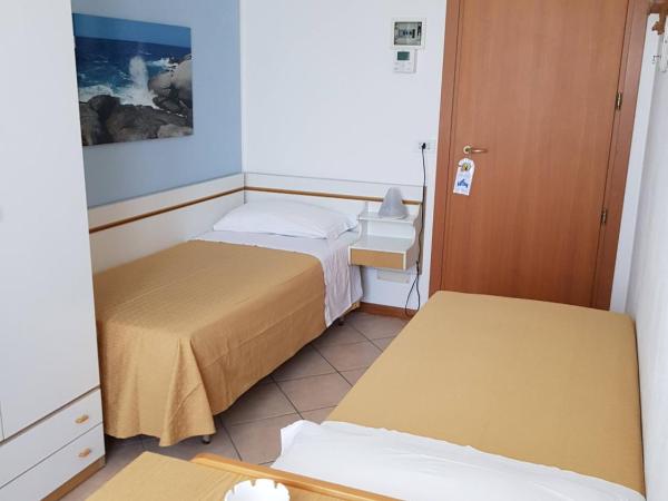 Albergo Roma Spiaggia : photo 2 de la chambre chambre lits jumeaux - vue sur mer