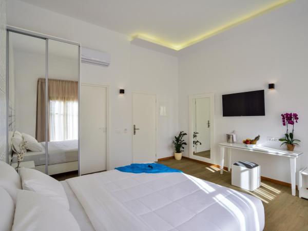 Elia Portou Luxury Residence : photo 3 de la chambre chambre supérieure avec balcon et hammam