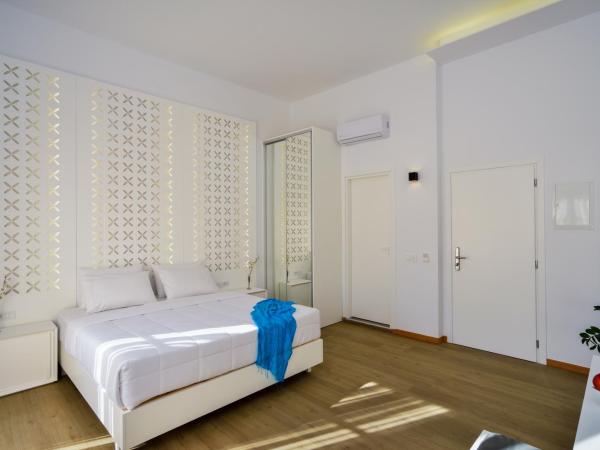 Elia Portou Luxury Residence : photo 7 de la chambre chambre supérieure avec balcon et hammam