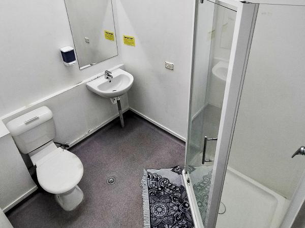 Surf 'N' Snow Backpackers : photo 1 de la chambre lit simple dans dortoir 6 lits avec salle de bains privative