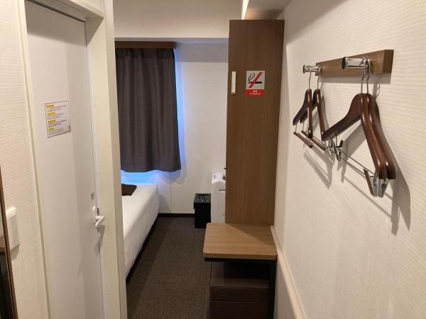 Y's HOTEL Shin Osaka : photo 6 de la chambre chambre double avec petit lit double - non-fumeurs